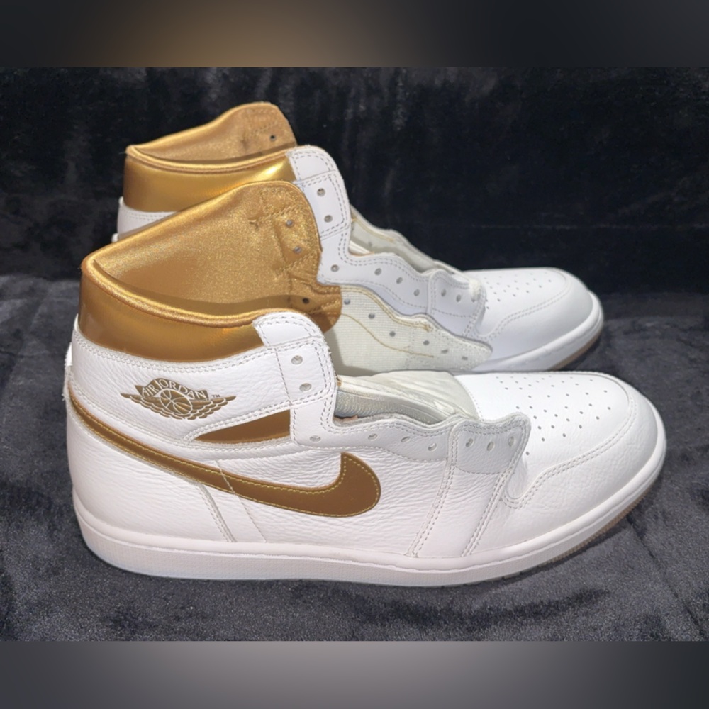 ***NEW***Jordan 1 Retro High OG Metallic Gold (Women's)